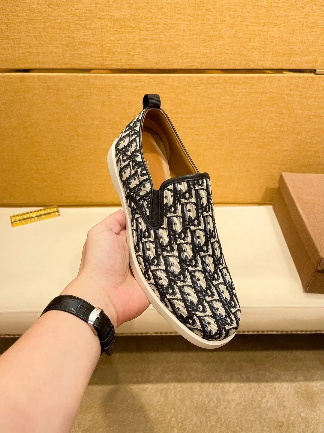 Factory price 380🔥[Dior] The latest 2024 new model is carefully crafted and set off the audience! An international brand that continues to innovate. This men's all-season casual shoe, the original version, has an all-leather upper, breathable and comfortable leather feet ➕Rubber non-slip outsole, breathable and comfortable, quality speaks for itself👄Color: two colors Size: 38-44